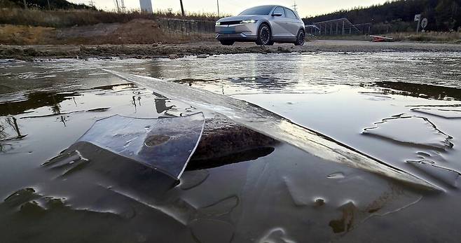 28일 비가 온 뒤 30일부터는 전국에 본격적인 한파가 찾아올 전망이다. 지난 10월18일, 이른 추위로 강원 평창군 대관령의 도로변 웅덩이에 고인 물이 꽁꽁 얼었다. 연합뉴스