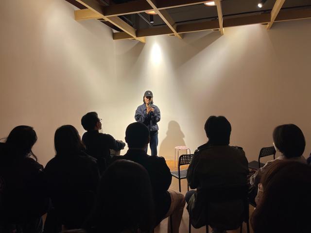 지난 3일 서울 종로구 누하동의 한 스튜디오에서 열린 서촌 코미디 클럽 오픈마이크 무대에서 정성은씨가 농담을 선보이고 있다. 이혜미 기자