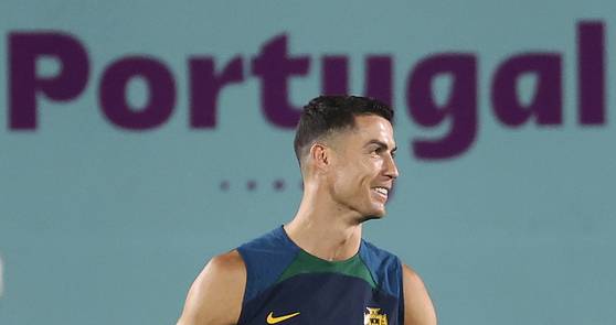 2022 카타르 월드컵 한국의 조별리그 3차전 상대인 포르투갈 축구 대표팀의 크리스티아누 호날두가 26일 오후(한국시간) 카타르 도하 외곽의 알샤하니야 SC 훈련장에서 훈련하고 있다. 연합뉴스