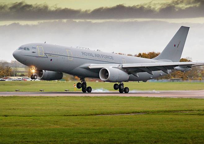 영국 공군의 공중급유기 ‘A330MRTT’가 폐식용유로 만든 ‘지속 가능 항공연료’만 사용해 90분간 비행한 뒤 착륙하고 있다. 에어버스 제공