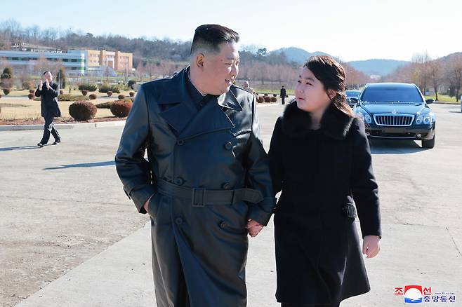 북한 김정은 국무위원장이 지난 18일 있었던 대륙간탄도미사일(ICBM) '화성-17형' 발사에 참여했던 공로자들과 기념사진을 찍은 자리에서 둘째 딸을 두 번째로 공식 석상에 데리고 등장해 눈길을 끌었다. [연합]