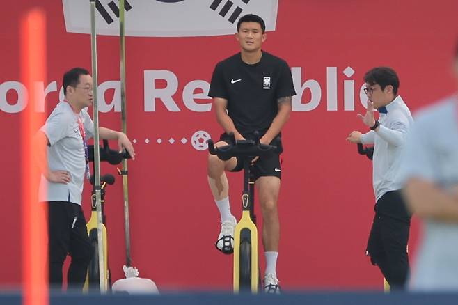 2022 카타르 월드컵 가나전을 하루 앞둔 27일 오후(현지시간) 부상 회복에 전념했던 김민재가 카타르 도하 알에글라 훈련장에서 팀 훈련에서 빠진 채 혼자 자전거를 타고 있다. [연합]
