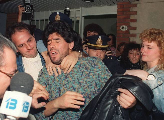 1991년 4월 26일 아르헨티나 부에노스아이레스에서 마라도나가 코카인 소지로 체포당하고 있다 (영화 "디에고" 중)