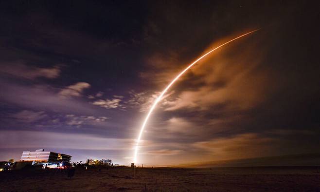 지난 22일(현지시간) 미국 케이프커내버럴 연방 우주군 기지에서 발사되는 스페이스X 팰컨 9 로켓을 플로리다주 코코아 비치에서 바라본 모습이다. 코코아 비치=AP연합뉴스