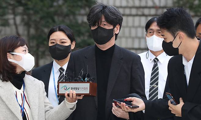 남욱 변호사가 25일 서울 서초구 서울중앙지방법원에서 열린 대장동 개발 사업 로비·특혜 의혹 관련 1심 속행 공판에 출석하기 위해 법정으로 향하고 있다. 공동취재사진