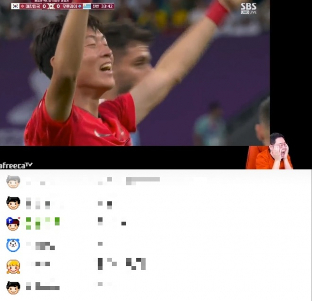 지난 24일 밤 아프리카TV BJ 감스트가 한국 대 우루과이 월드컵 경기를 중계하고 있다. /앱 캡처