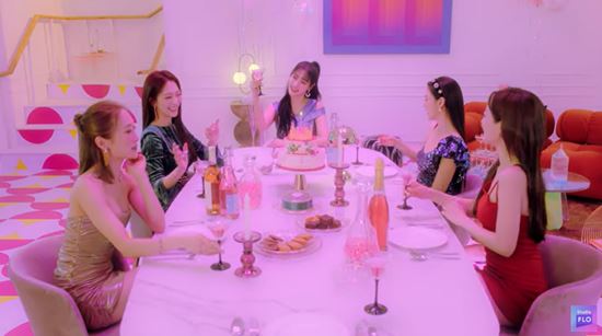 While KARA, which is about to make a comeback, released its title song, Music Video Teaser, the vacancy of the late Goo Hara caught the eye.KARA released the first Music Video Teaser of WHEN I MOVE, the title song of the special album MOVE AGAIN, on the official website at 0:00 on the 27th.In this teaser, you can see the five members Park Kyu Ri, Han Seung Yeon, Nicole, Kang Jiyoung, and Heo Young-ji sitting around the party table wearing colorful dresses.They are laughing brightly with champagne glasses in front of their seats.At the same time, an unmarked glass next to Kang Jiyoung catches the eye. Fans interpreted the owner of the glass as the late Goo Hara, leaving Goo Haras seat empty and expressing their longing for him.The reaction of the fans who miss the deceased and mourn the vacancy is decreasing.Goo Hara died in November 2019 at the age of 28. He was a member of KARA during his lifetime and was loved for songs such as Pretty Girl, Honey, Mr and Mamma Mia.He was very popular in Japan and acted as an actor.On the other hand, KARA announced the comeback comeback in seven years. On the 29th, it is about to release the album MOVE AGAIN which is the 15th anniversary of its debut, and participated in the recording of many programs such as web entertainment Civilization Express and JTBC Knowing Brother.On the day of the comeback,  ⁇  2022 MAMA AWARDS  ⁇  will also be on stage, so I left Incheon International Airport on the morning of this morning.Photo by Kara Teaser, DB