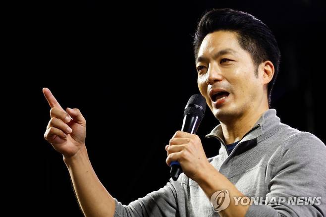 타이베이 시장 승리 연설하는 장완안 (로이터=연합뉴스)