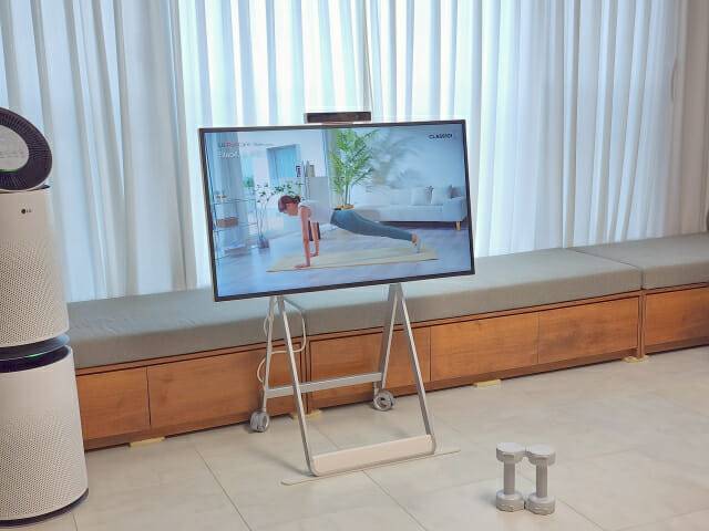 원퀵은 홈트와 비대면 언어 교육에서도 유용해 보인다. 카메라 기반 미러 기능을 통해 자신의 운동 자세를 바로 화면에서 확인할 수 있고, 화면 분할 가능으로 선생님의 동작을 화면을 통해 확인할 수 있다. (사진=지디넷코리아)