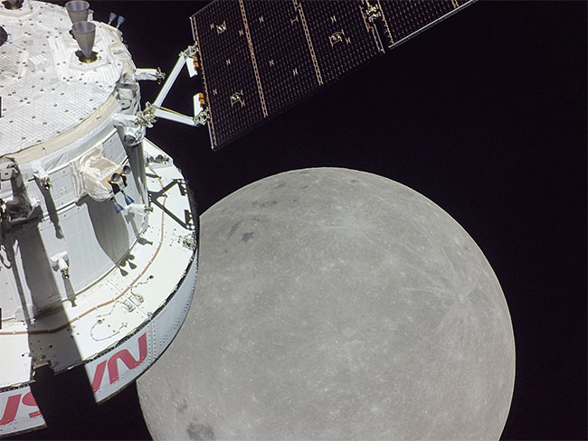 11월 21일 오리온 우주선이 달에 근접 비행하면서 태양전지판 끝에 달린 카메라로 찍은 사진. 사진 NASA
