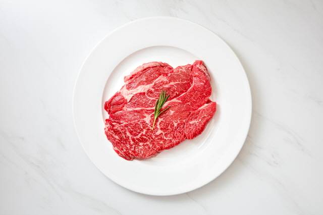 국민건강영양조사 결과, 10년 새 쌀은 덜 먹고 고기는 더 먹는 식습관으로 변해하고 있는 것으로 나타났다./클립아트코리아