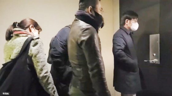 유튜브 '더탐사' 관계자 5명이 27일 한동훈 법무부 장관 아파트 현관 앞까지 찾아갔다. 사진 더탐사