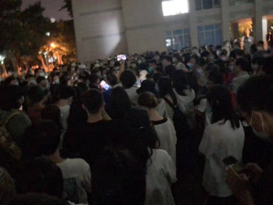 베이징 여러 대학에서 방역 봉쇄 조치에 반발하는 학생들의 시위가 벌어졌다. [트위터 캡처]