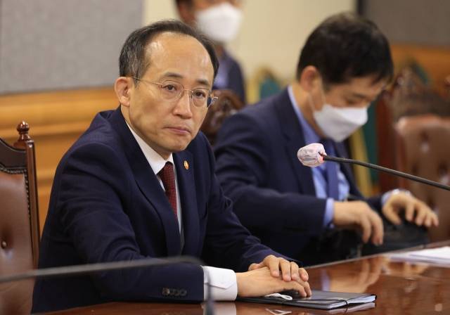추경호 경제부총리 겸 기획재정부 장관이 28일 오전 서울 중구 은행회관에서 열린 비상거시경제 금융회의에서 잠시 생각에 잠겨있다.연합뉴스