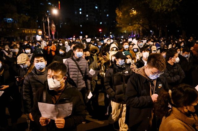 3년째 계속되고 있는 제로 코로나 정책과 이로 인한 봉쇄에 반대하는 중국 시민들이 28일 베이징에서 흰 종이를 들고 항의 시위를 벌이고 있다. AFP연합뉴스