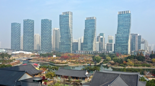 인천시 연수구 송도국제도시에 고층 아파트들이 우뚝 서 있다.
