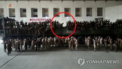 ICBM 발사차량에 올라가 사진찍던 북한군인들 ‘와르르’ . 조선중앙TV 화면 [사진출처=연합뉴스]