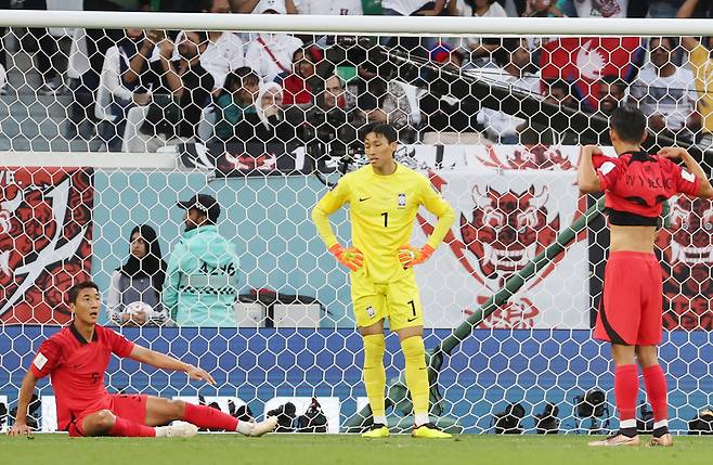 28일 오후(현지시간) 카타르 알라이얀의 에듀케이션 시티 스타디움에서 열린 2022 카타르 월드컵 조별리그 H조 2차전 대한민국과 가나의 경기. 전반 한국 선수들이 먼저 실점한 뒤 아쉬워 하고 있다. [연합]