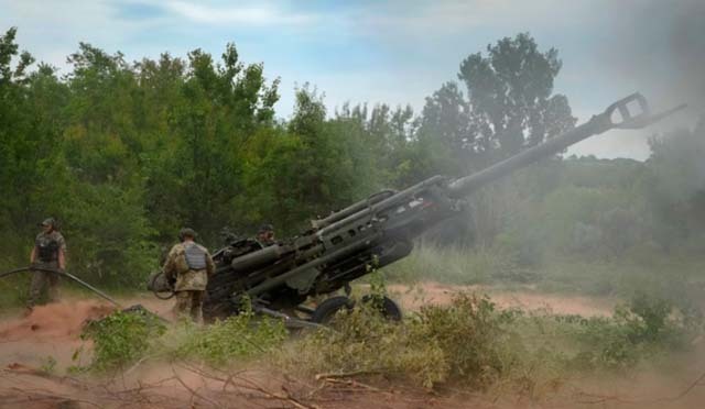 우크라이나군이 지난 6월18일(현지시간) 우크라이나 동부 도네츠크 지역에서 미국이 제공한 M777 곡사포로 러시아군 진지를 공격하고 있다.  AP/뉴시스