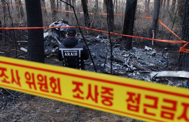 강원 양양군 현북면 어성전리 헬기 추락 사고 발생 이틀째인 28일 오전 국토교통부 항공·철도사고조사위원회 관계자들이 사고 현장을 조사하고 있다. 연합뉴스