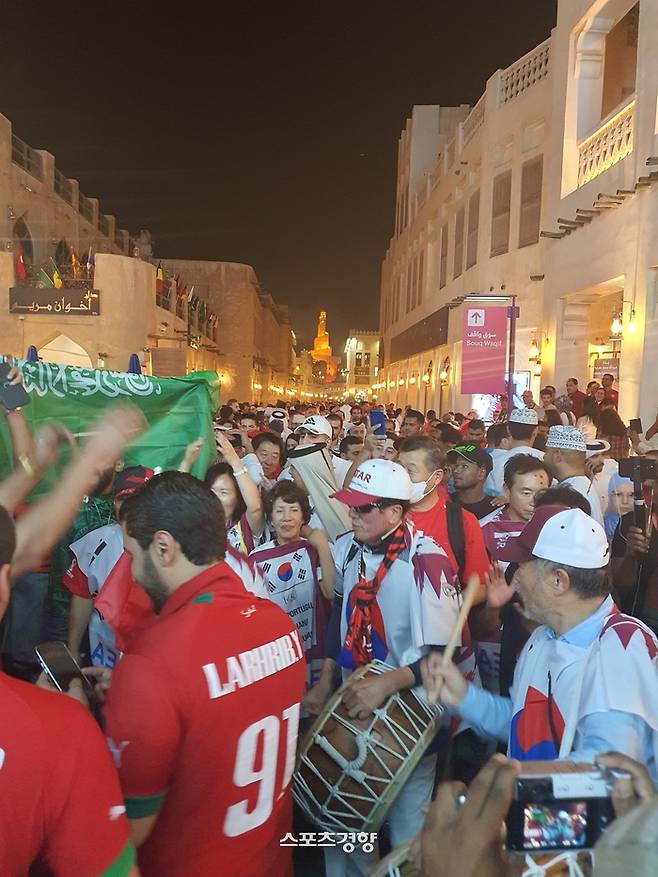 아리랑응원단이 지난 27일 카타르 도하 전통시장인 수크 와키프에서 외국인들과 함께 어우러지고 있다. 도하 | 황민국 기자