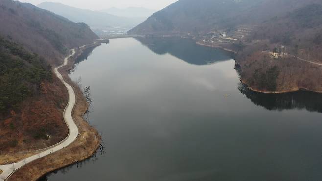 방송에 소개된 라이딩 길, 지금은 단풍이 진 상태다. 원래 차도지만 통행이 적어 자전거 라이딩, 트레킹 하는 이들이 많이 찾지만 최근에는 찾는 사람이 많아져 주의해야 한다.