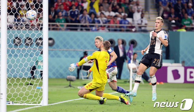 23일(현지시간) 오후 알라이얀의 할리파 인터내셔널 스타디움에서 열린 2022 카타르 월드컵 E조 일본과 독일의 경기 후반전에서 일본 타쿠마가 역전골을 넣고 있다. 2022.11.23/뉴스1 ⓒ News1 이동해 기자