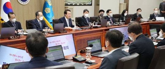 윤석열 대통령이 29일 서울 용산 대통령실 청사에서 국무회의를 주재하며 화물연대 집단운송거부 사태 관련 업무개시명령을 심의하고 있다. 대통령실통신사진기자단=연합뉴스