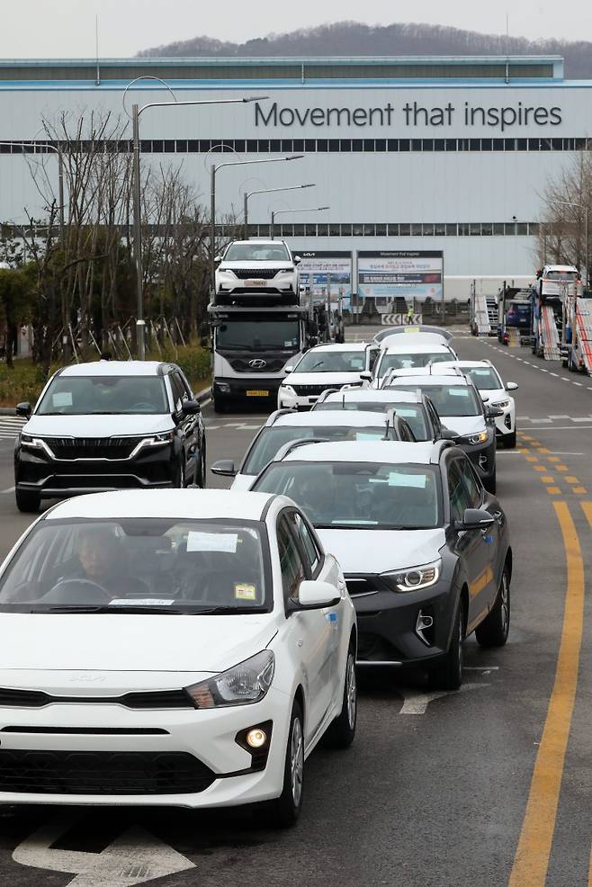 번호판 없이 달리는 차. 민주노총 공공운수노조 화물연대본부의 집단운송거부(총파업) 행동이 엿새째 이어진 29일 경기 광명시 기아차 소하리공장에서 직원들이 완성차를 개별 탁송하고 있다. 뉴스1