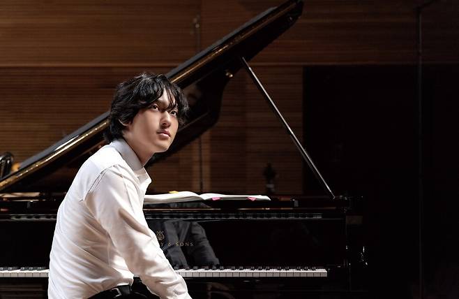 피아니스트 임윤찬이 밴 클라이번 국제 피아노 콩쿠르 우승 이후 처음 녹음하는 곡으로 베토벤의 피아노 협주곡 5번 ‘황제’를 골랐다. 유니버설뮤직 제공