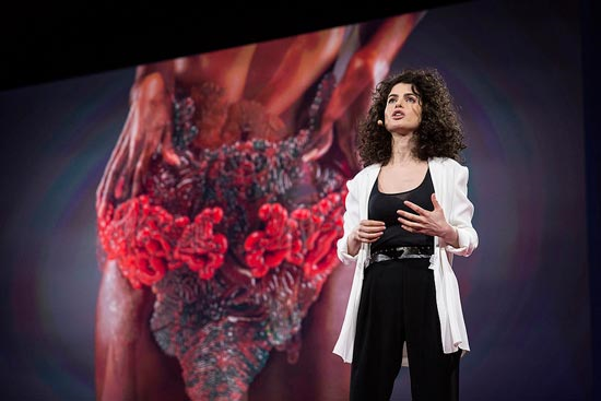2015년 TED 강연에서 네리 옥스만 교수가 박테리아를 재료로 3D 프린팅한 의상에 대해 설명하고 있다. 사진 브렛 하트만(Bret Hartman), TED 제공