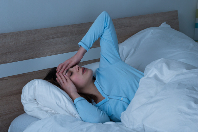 편두통이나 긴장성 두통과는 달리, 뇌종양으로 인한 두통은 누워 있는 밤이나 새벽 사이 두드러지는 편이다./클립아트코리아