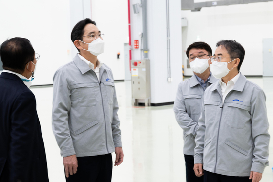 이재용은 올해 삼성전자 회장으로 승진했다. 사진은 이재용 회장이 부산 삼성전기 사업장을 점검하고 있는 모습.