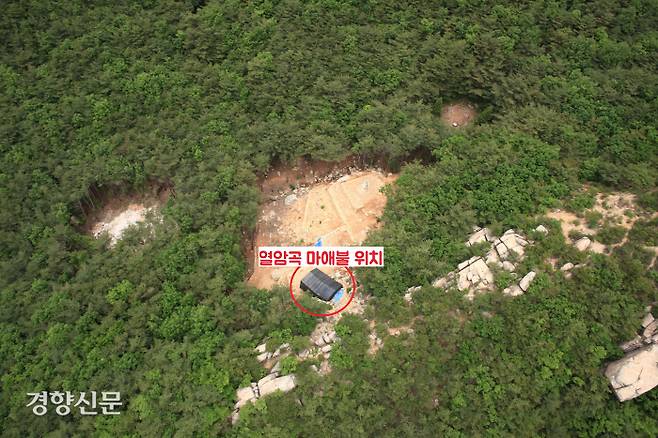 마애불상은 40도에 이르는 급경사를 이루고 있는 곳에서 발견되었다. 마애상 뒤에는 노두(露頭·암석이 지표면에 직접 노출된 곳)에서 떨어져 나온 크고 작은 돌덩이들이 너덜겅(돌이 많이 흩어져 있는 산비탈)처럼 쌓여있다. 그 뒤를 받치고 있는 암석은 마치 인절미 혹은 깍두기의 형상을이다. 이런 암석들이 맨 앞에서 우뚝 서있던 마애불상을 ‘모종의 힘’으로 확 밀어붙였거나 가격하는 바람에’ 엎어진 것이라 할 수 있다.|국립경주문화재연구소 제공