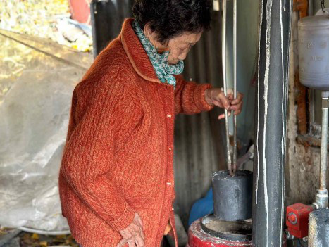 곽오단 어르신이 이달 초 서울 노원구 백사마을 자택에서 연탄을 교체하고 있다. 연탄은행 제공