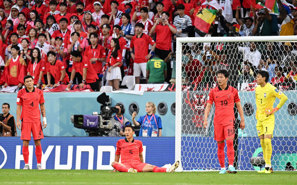한국 축구대표팀 선수들이 28일(한국시간) 카타르 알라이얀에서 열린 2022 카타르월드컵 조별리그 H조 2차전에서 가나에 첫번째 실점을 기록한 뒤 허망한 표정을 짓고 있다. 한국은 가나와 접전 끝에 2대 3으로 패했다. 알라이얀=최현규 기자