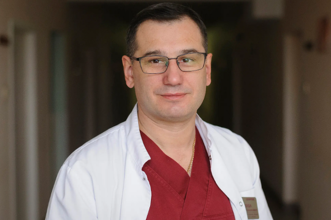 우크라이나 서부 르비우의 암 전문 외과의사인 올레 두다. AP 연합뉴스