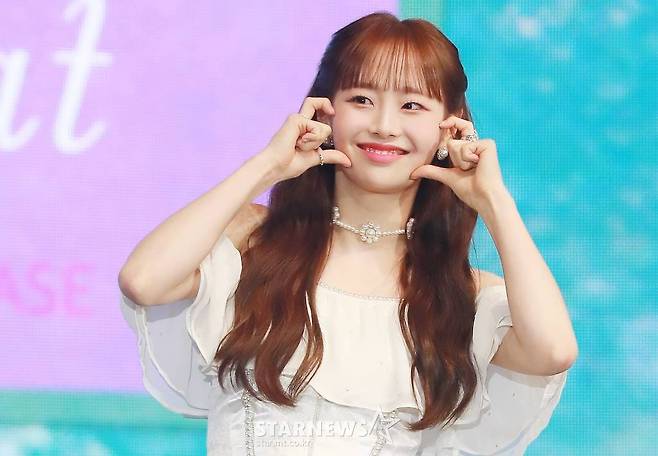 걸그룹 이달의 소녀(LOONA) 츄가 20일 오후 서울 코엑스에서 진행된 서머 스페셜 미니 앨범 '플립 댓'(Flip That) 발매기념 쇼케이스에서 포즈를 취하고 있다. 이번 앨범에는 타이틀 곡 '플립 댓'을 비롯해 '더 저니'(The Journey), '니드 유'(Need U), '포즈'(POSE), '팔레 블루 닷'(Pale Blue Dot), '플레이백'(Playback) 등 총 6곡이 수록됐다. /2022.06.20 /사진=이동훈 기자 photoguy@