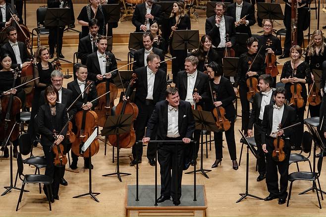 28일 롯데콘서트홀 무대에 오른 지휘자 크리스티안 틸레만과 독일 오케스트라 베를린 슈타츠카펠레가 연주를 마친 뒤 인사하는 모습. (마스트미디어 제공)