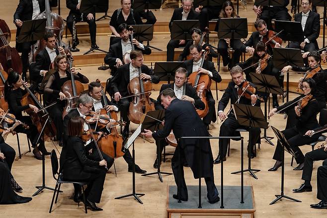 지휘자 크리스티안 틸레만과 독일 오케스트라 베를린 슈타츠카펠레의 연주 모습. (마스트미디어 제공)