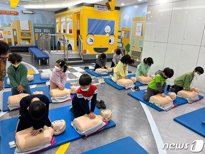 하남시안전체험장에서 어린이들이 심폐소생술을 배우고 있다.(하남시 제공)