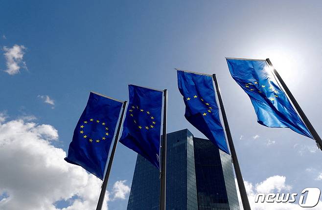 독일 프랑크푸르트 유럽 중앙은행(ECB) 본점 앞에 유럽연합(EU) 깃발이 바람에 날리고 있다. 18.04.26 ⓒ 로이터=뉴스1