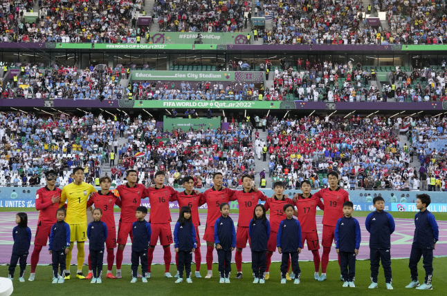 지난 24일 우루과이와의 첫 경기를 앞두고 대한민국축구대표팀  출전 11명의 선수들이 경기에 앞서 애국가를 제창하고 있다. 도하(카타르)|AP연합뉴스