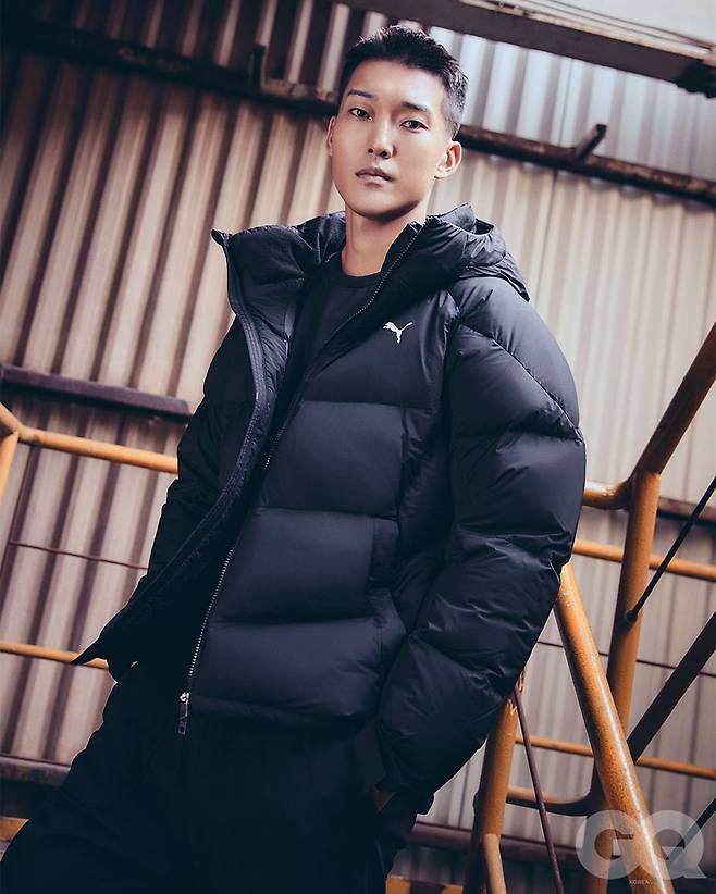 사진 : 푸마 윈터 컬렉션 신제품 '마하 스트레치 다운 재킷'을 입은 우상혁 선수