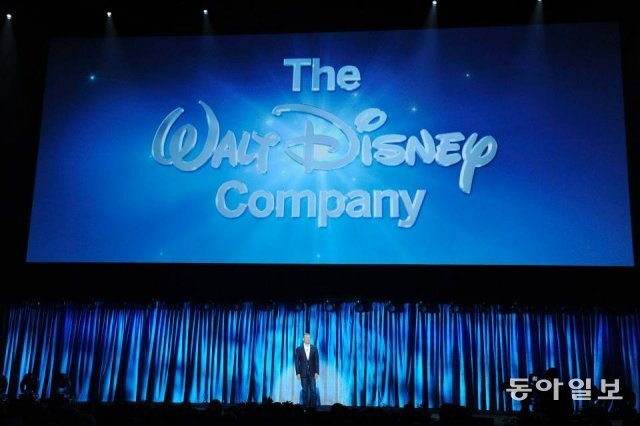 15년 동안 디즈니 황금기를 이끌었던 전설의 CEO 밥 아이거가 다시 돌아왔다. 사진은 2013년의 모습. 디즈니 공식 페이스북
