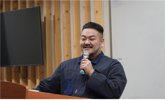 지난 15일 세종대 광개토관에서 열린 '2022년 저자초청강연회'에서 박상영 작가가 강연을 하고 있다.<세종대 제공>