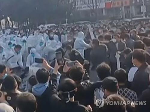 중국 폭스콘 공장의 노동자 항의 시위. 사진=연합뉴스