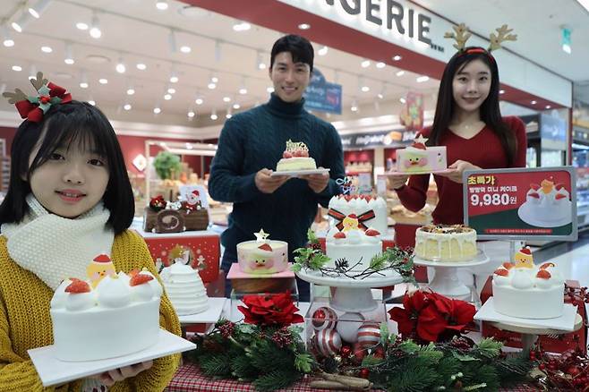 신세계푸드가 30일 서울 용산구 이마트 용산점에서 크리스마스 시즌을 앞두고 9880원 케이크 및 1만원대 합리적인 가격의 케이크를 출시했다. 홍보도우미들이 가성비 케이크를 선보이고 있다. 사진=서동일 기자