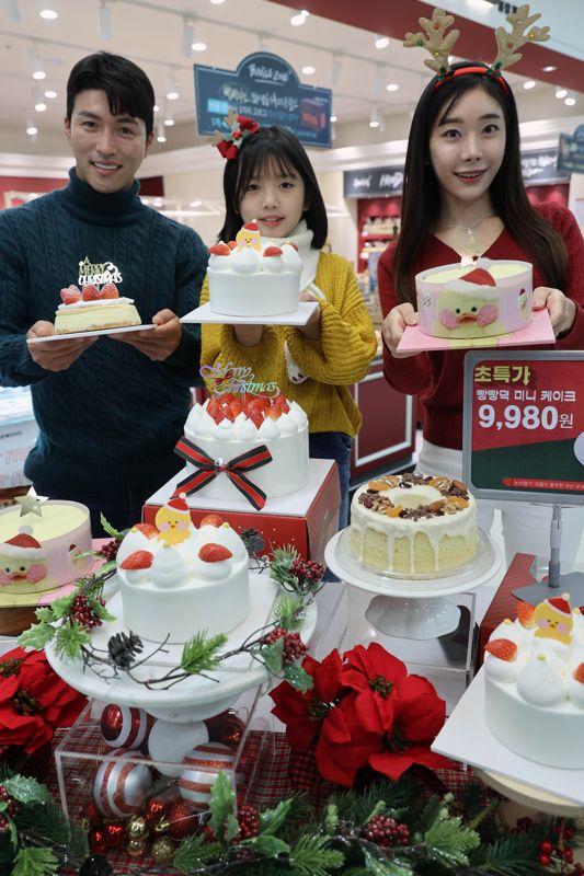 신세계푸드가 30일 서울 용산구 이마트 용산점에서 크리스마스 시즌을 앞두고 9880원 케이크 및 1만원대 합리적인 가격의 케이크를 출시했다. 홍보도우미들이 가성비 케이크를 선보이고 있다. 사진=서동일 기자