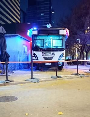 지난 28일 오후 베이징 차오양구 량마허와 인접한 도로에 경찰 버스가 대기하고 있다. 이곳에선 전날 밤 대규모 시위가 열렸다.사진=정지우 특파원